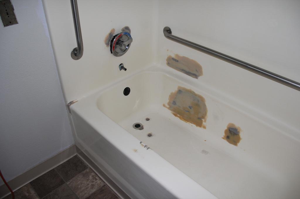 Fiberglass Tub & Wall Surround before refinishing from B. C. of Santa